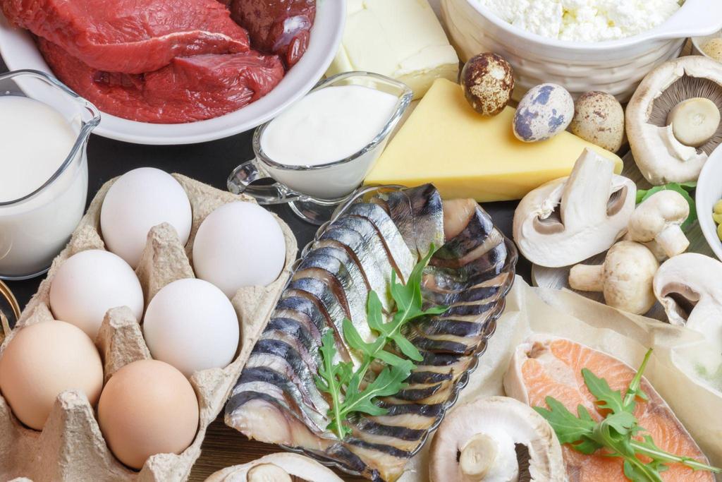 A selection of iodine-rich foods that can help pregnant women meet their nutritional needs.