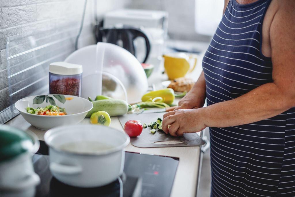 Pregnant woman enjoying a nutritious, zinc-rich meal.